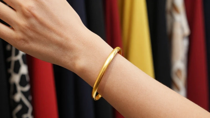 Pulsera dorada y elegante, luz cálida suave