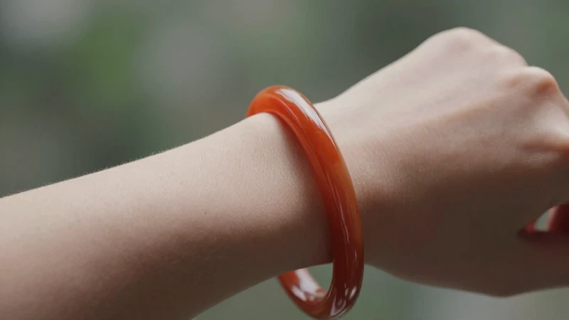 Pulsera elegante resalta en luz suave