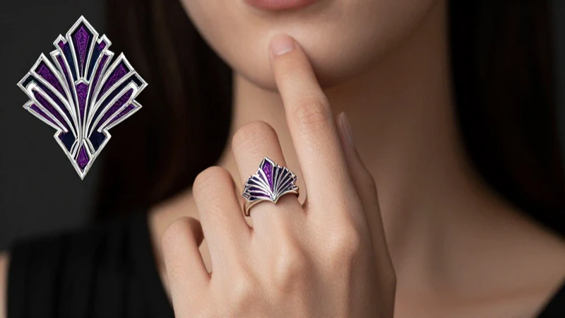Anillo plateado en mano femenina elegante