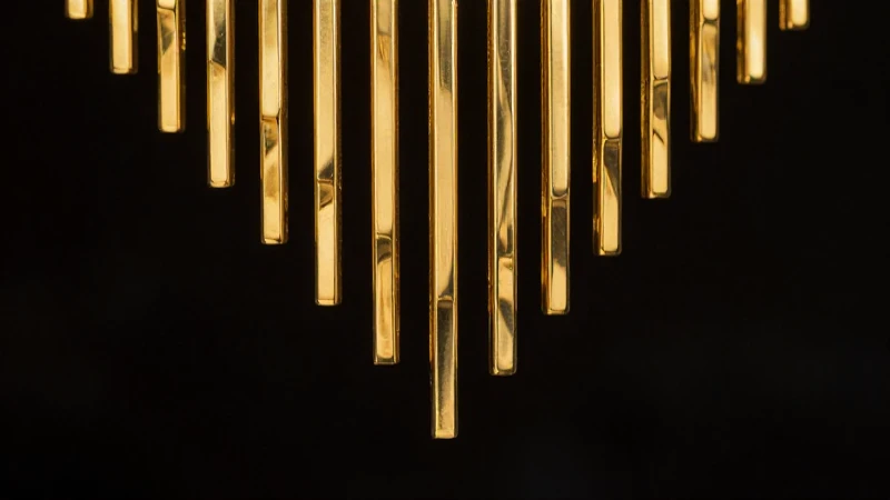 Joyería dorada en foco dramático y elegante