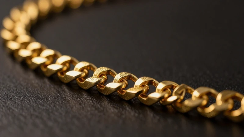 Cadena dorada brillante en estudio elegante