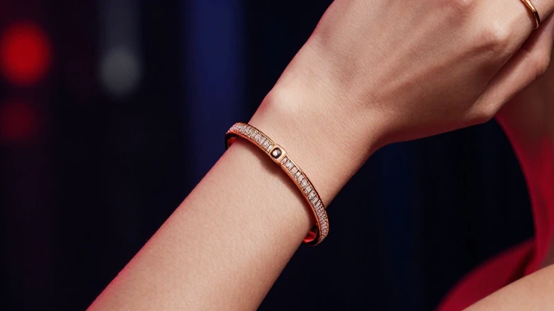 Pulsera dorada rosada en mano elegante