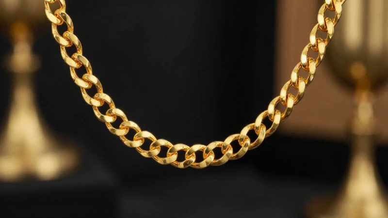 Cadena dorada brillante en primer plano