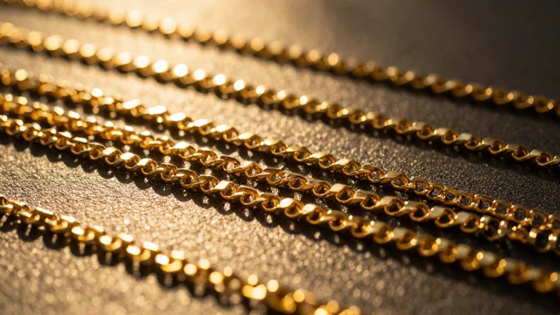 Cadenas doradas lujosas en contraste cálido