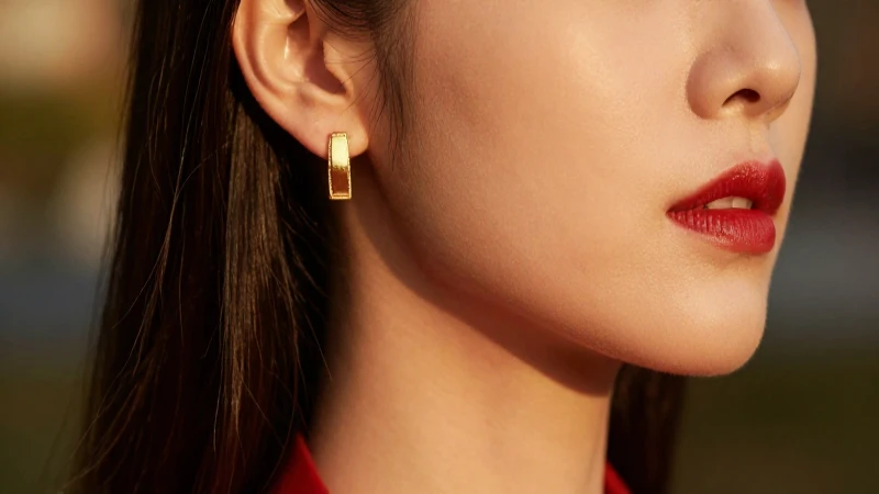 Retrato elegante de una mujer con aretes dorados
