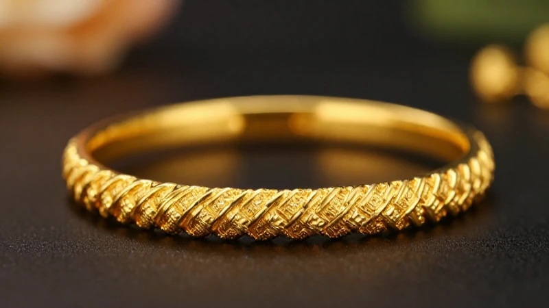 Pulsera dorada, elegante brillo y contraste cálido