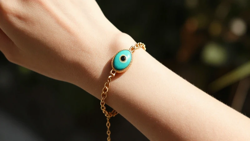 Pulsera de Ojo Turco: Protección y Buena Suerte en Tu Estilo 3 Pulsera turquesa y oro en elegante muñeca
