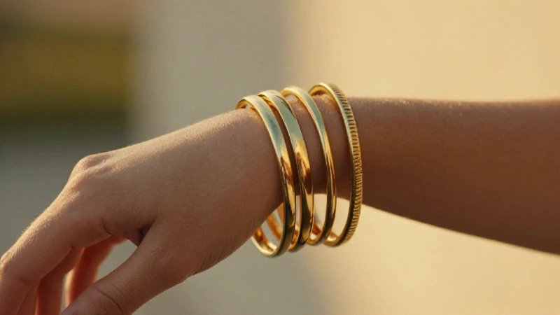 Pulseras doradas elegantes en mano femenina