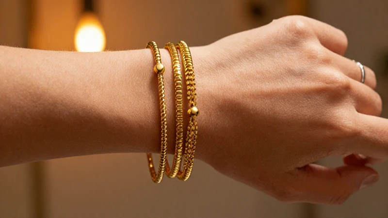 Pulseras doradas en mano elegante y cálida