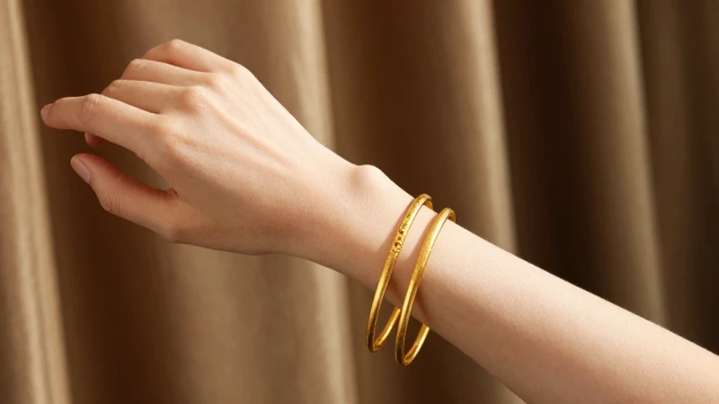 Pulseras doradas adornan la elegante muñeca femenina