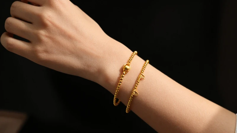 Pulseras doradas en la muñeca femenina