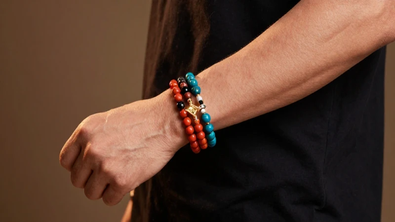Padre moderno luce pulsera en estudio