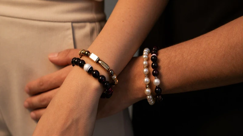 Pulseras pareja: descubre las pulseras nice para mujer 5 Pareja elegante con pulseras en primer plano