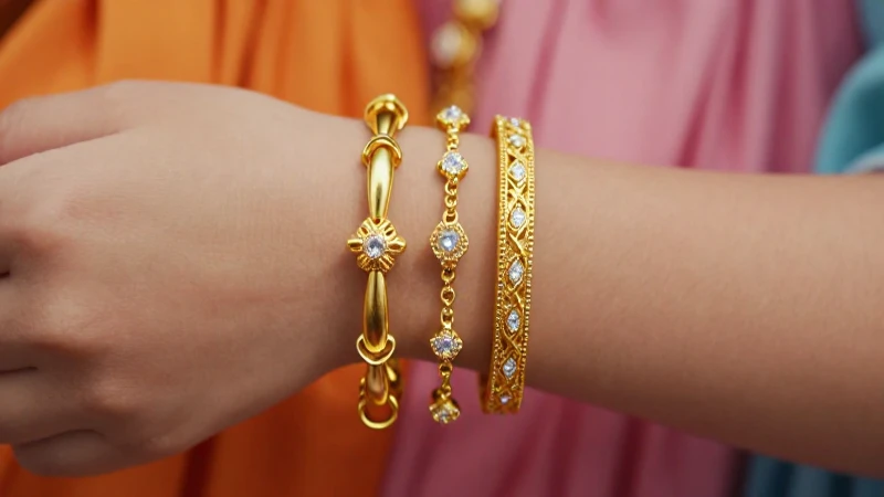 Pulseras doradas relucen con elegancia y estilo