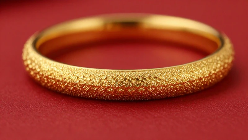 Joyas doradas brillantes en composición elegante