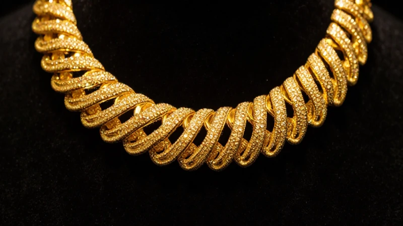 Collar dorado brillante en estudio elegante