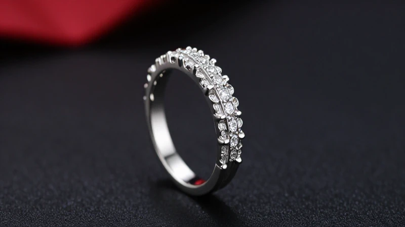 Anillo elegante en oro blanco con diamantes