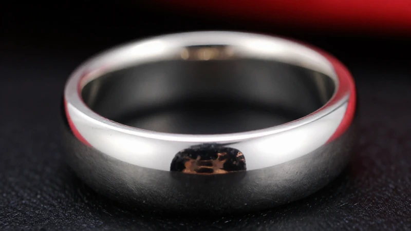 Joyería plateada elegante, iluminación dramática y vibrante