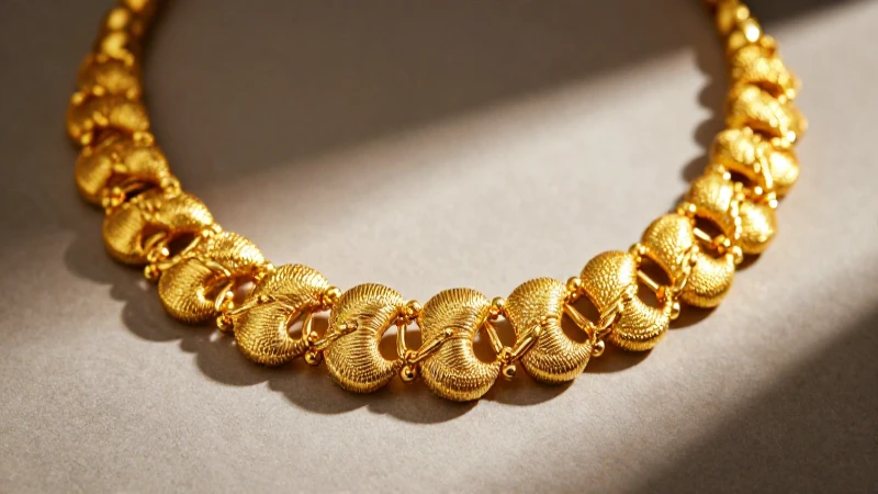 Collar dorado elegante con iluminación cinematográfica