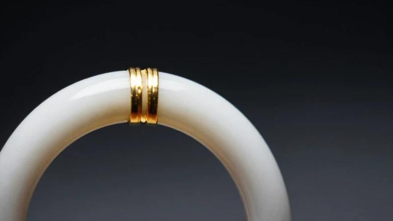 Joyería de oro blanco resplandece y destaca