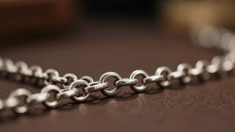 Cadena de plata italiana con iluminación cálida