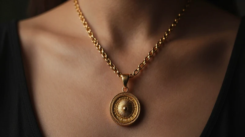 Qué significa el oro en lo espiritual Descubre sus medallas 5 Collares dorados resplandecen en primer plano