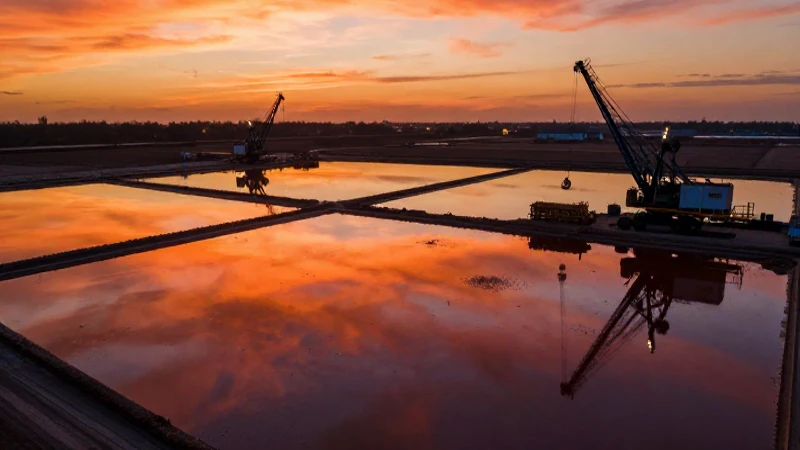 Qué es un depósito de jales y su importancia en minería 7 Atardecer vibrante refleja maquinaria en primer plano