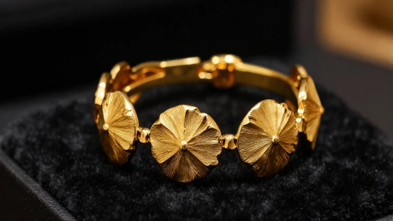 Joyas doradas lujosas y atractivas en detalle