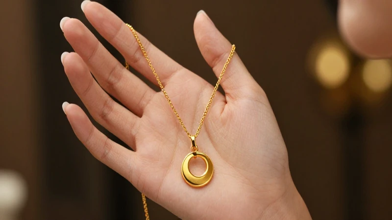 Joyería dorada elegante en fotografía profesional