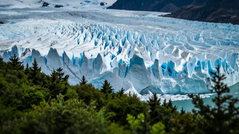 Comenzó el XII Congreso Nacional de Ciencias de la Tierra 2025 5 Glaciar colapsa en el océano, vibrante y nítido