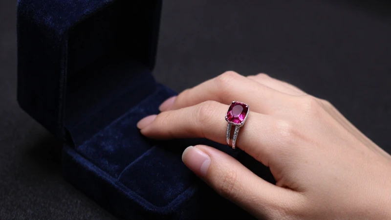 Anillo elegante resalta sobre fondo oscuro