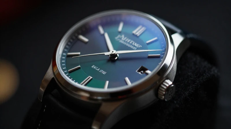 Reloj elegante, iluminación dramática y fondo oscuro