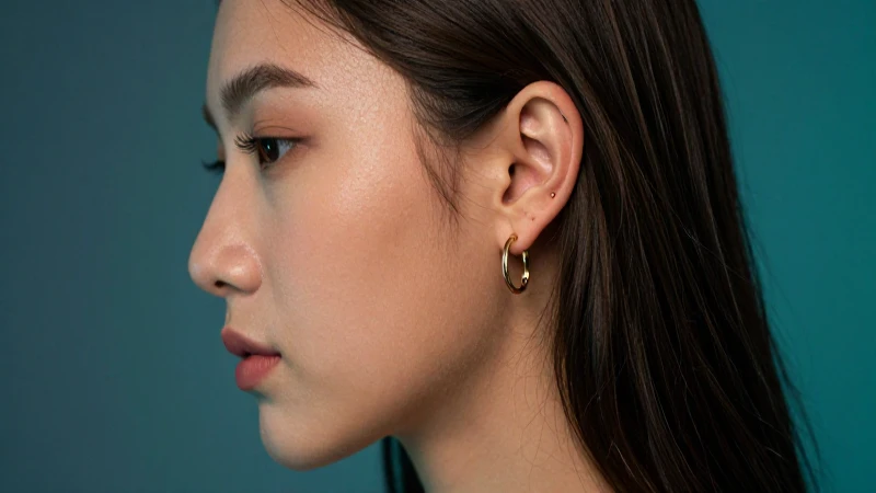 Joven con aretes dorados y luz suave