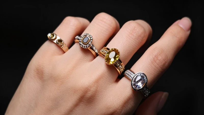 Dónde se lleva el anillo de compromiso en los dedos 2 Anillo elegante resalta en iluminación dramática