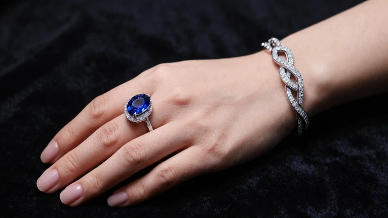 Anillo zafiro resalta en elegante joyería moderna