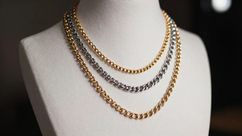 Layered Necklace Sets: Elegancia en 3 Cadenas de Plata y Oro 3 Collares elegantes realzan el cuello a la perfección