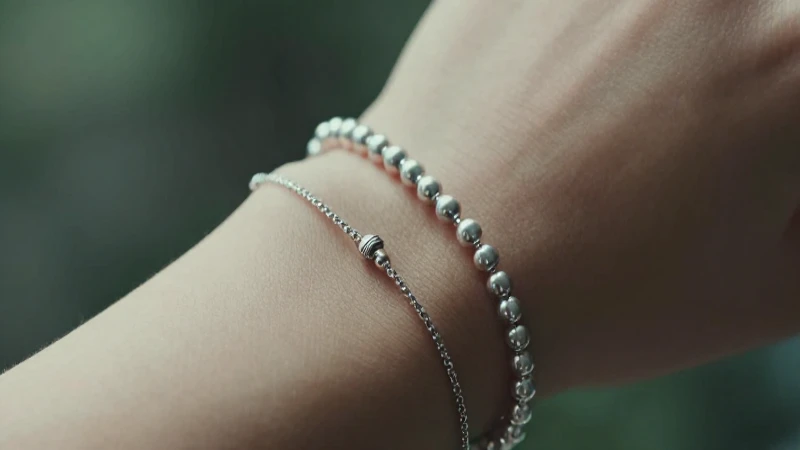 Pulseras plateadas apiladas con elegancia