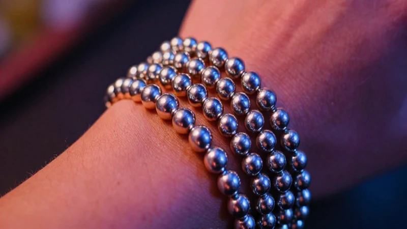 Pulseras plateadas resaltan en imagen elegante
