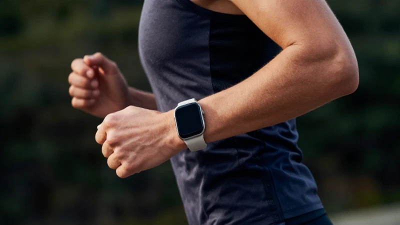 Mujer activa con elegante reloj inteligente corriendo
