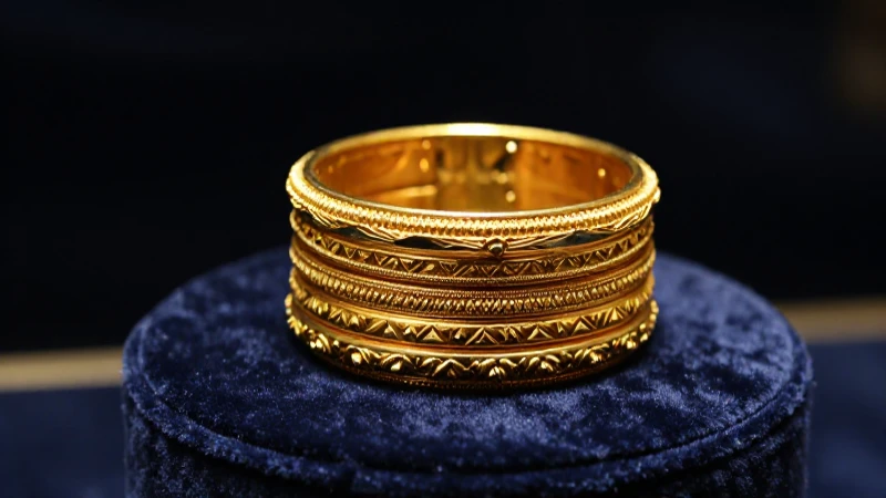 Pulseras doradas en elegante composición fotográfica
