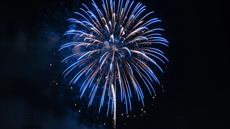 Fuegos artificiales iluminan el cielo dramático azul