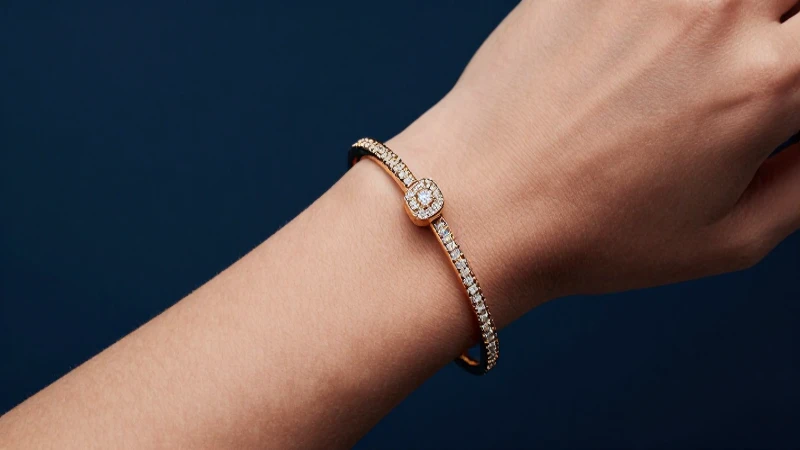 Pulsera de diamantes brillante sobre piel