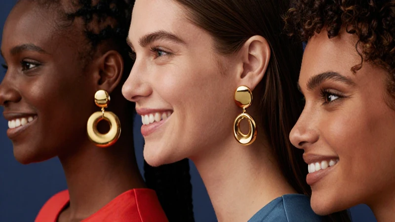Mujer sonriendo con joyería dorada elegante