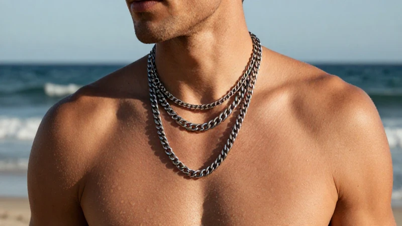 Tipos de cadenas para hombre: descubre los 7 estilos ideales 4 Hombre atractivo con cadenas en foto llamativa