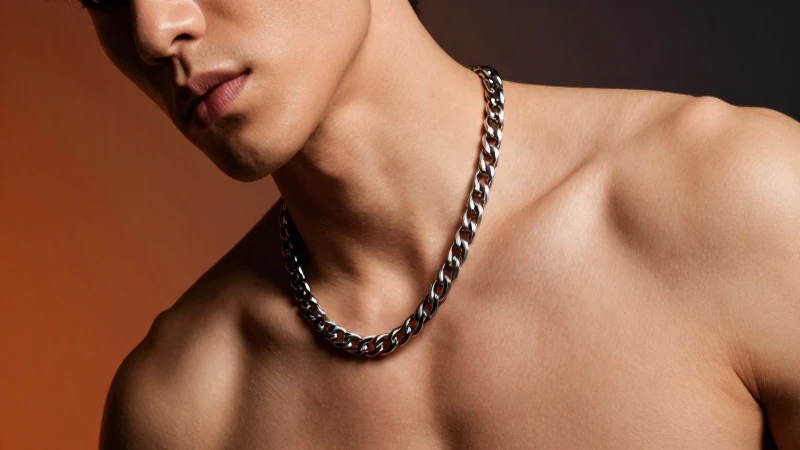 Tipos de cadenas para hombre: descubre los 7 estilos ideales 7 Hombre elegante irradia confianza con estilo moderno
