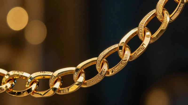 Cadena Figaro dorada, elegante y cinematográfica