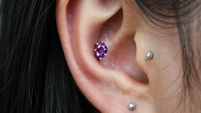 Cuál es el ranking de dolor de piercings en la oreja 3 Joyas brillantes en el oído, fotografía llamativa