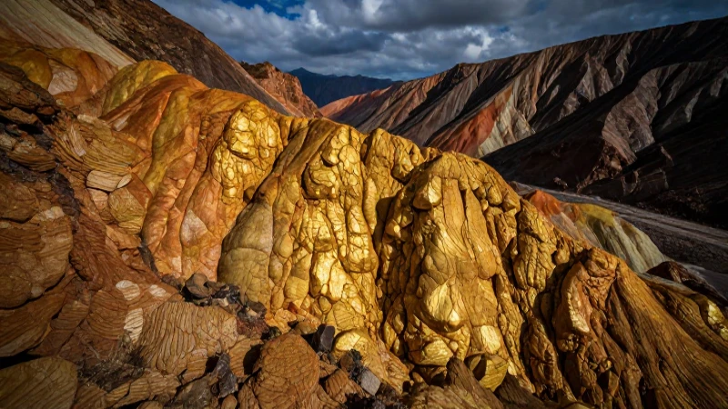 Veta aurífera impactante en paisaje montañoso
