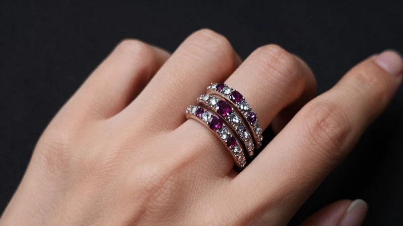 Anillos elegantes, brillo vibrante en mano pulida