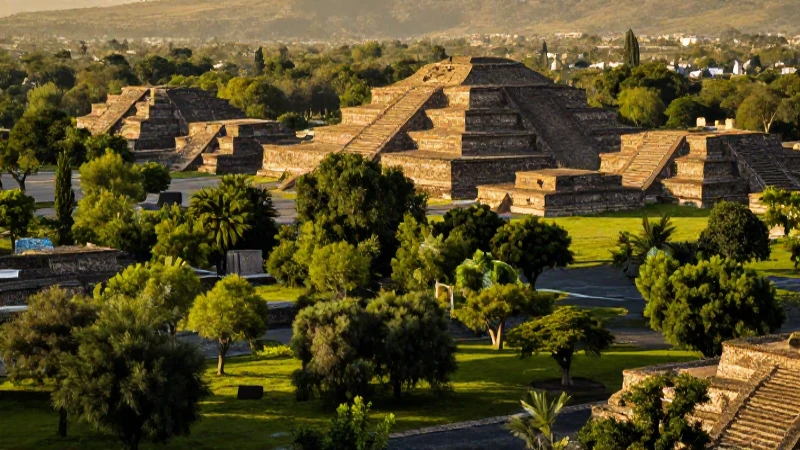 Pirámides de Teotihuacán, luz dorada y contraste vibrante